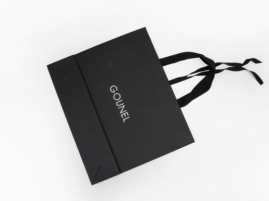 Sacolas de compras de papel tingido de preto com alças em relevo completo