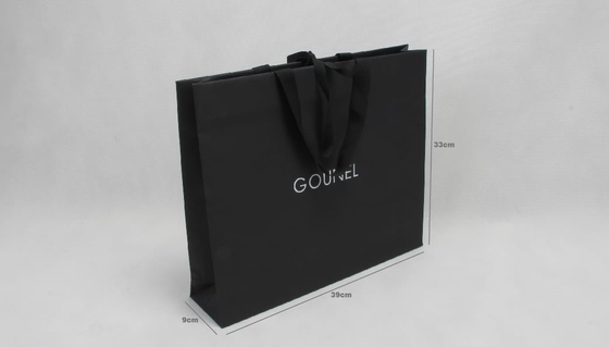Sacolas de compras de papel tingido de preto com alças em relevo completo