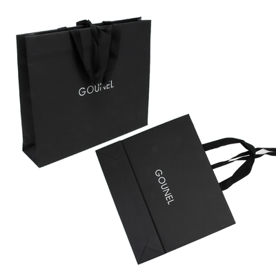 Sacolas de compras de papel tingido de preto com alças em relevo completo