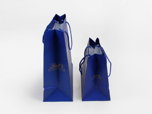 Sacos de papel personalizados com revestimento brilhante C1S C2S Sacos de papel para compras de vestuário azul marinho