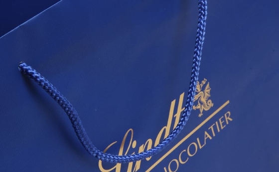 Sacos de papel personalizados com revestimento brilhante C1S C2S Sacos de papel para compras de vestuário azul marinho