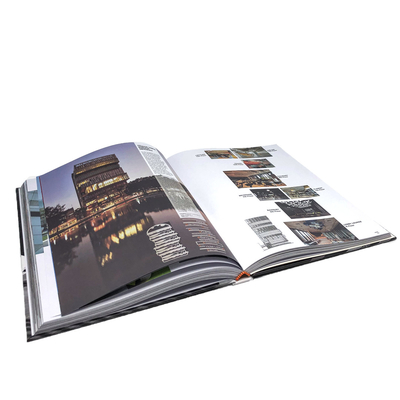 Impressão de livro de fotos em moq pequeno colorido para mesa de centro Impressão de romance gráfico