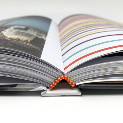Impressão de livro de fotos em moq pequeno colorido para mesa de centro Impressão de romance gráfico