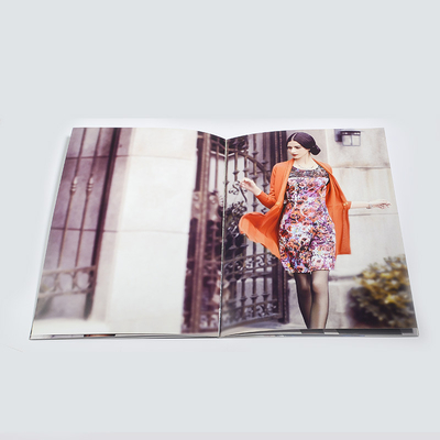 Laminação fosca brilhante Catálogo Impressão de revistas em cores Folhetos personalizados OEM